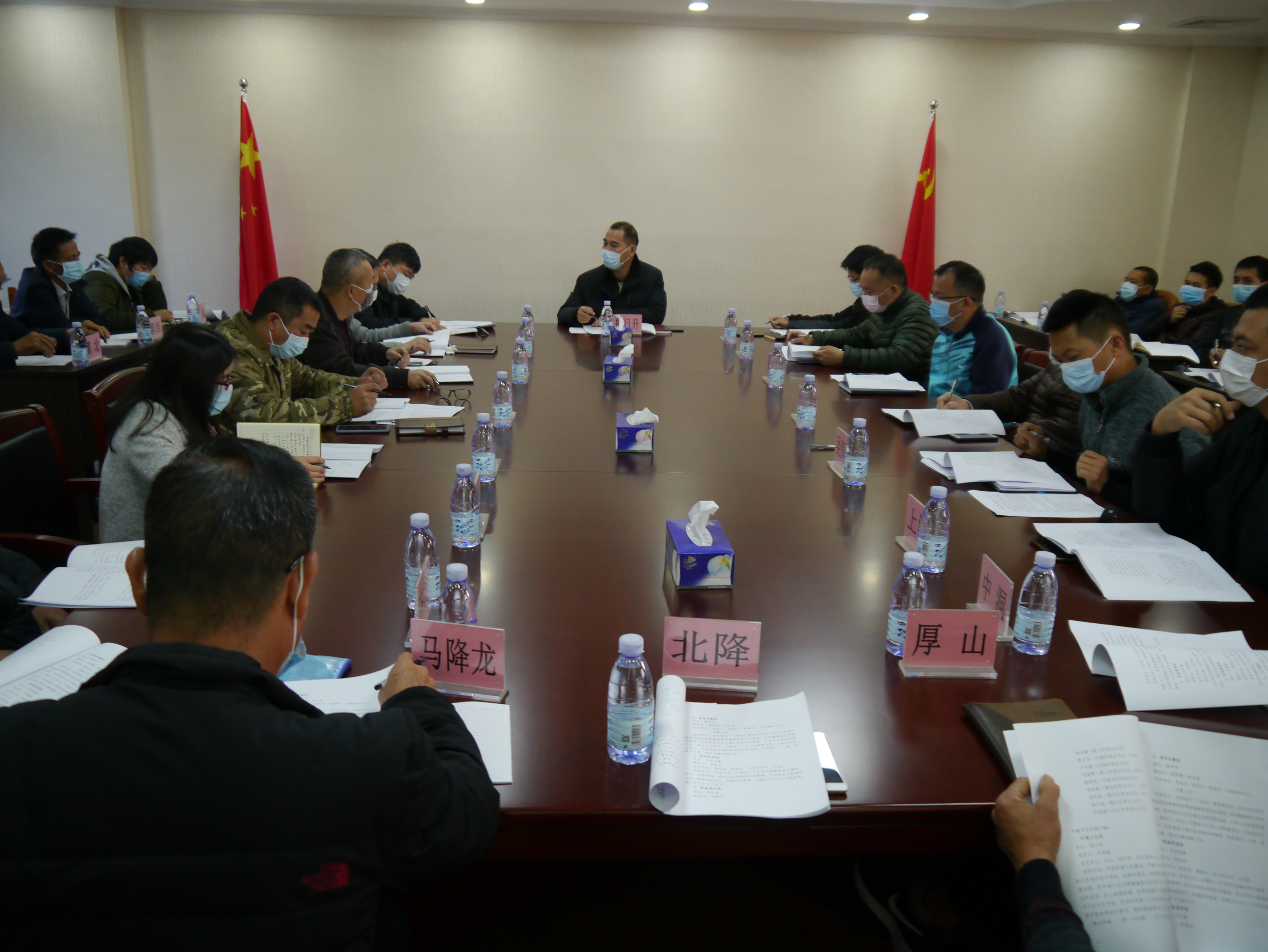 1、鎮(zhèn)黨委書記、市人大代表熊日升主持疫情防控部署工作會議.JPG