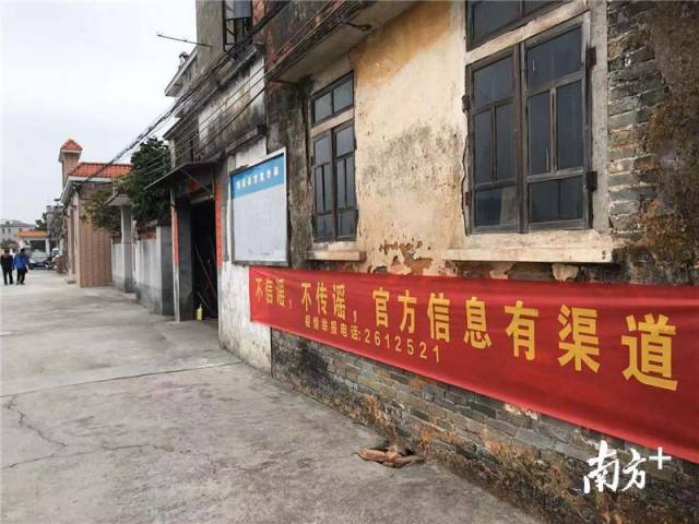 石溪村主干道上的橫幅。