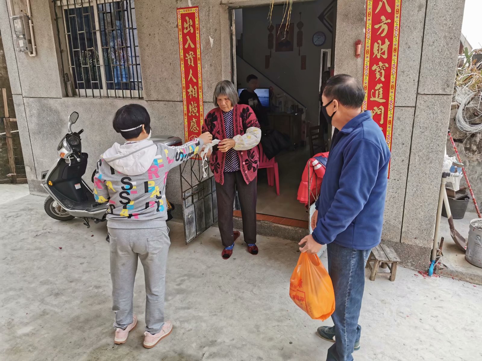 6社區(qū)黨員周月嬋個(gè)人捐贈口罩1000個(gè) 和社區(qū)干部一起走訪入戶為居民免費(fèi)分發(fā)口罩.jpg