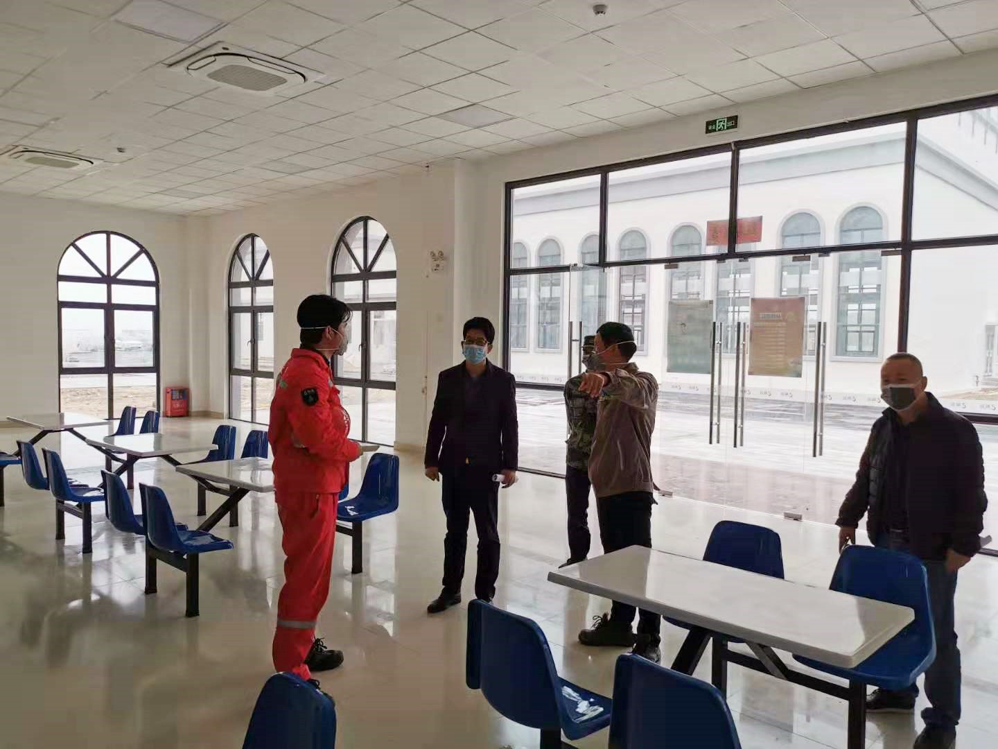 2、鎮(zhèn)長梁志偉指導企業(yè)復工復產工作.jpg