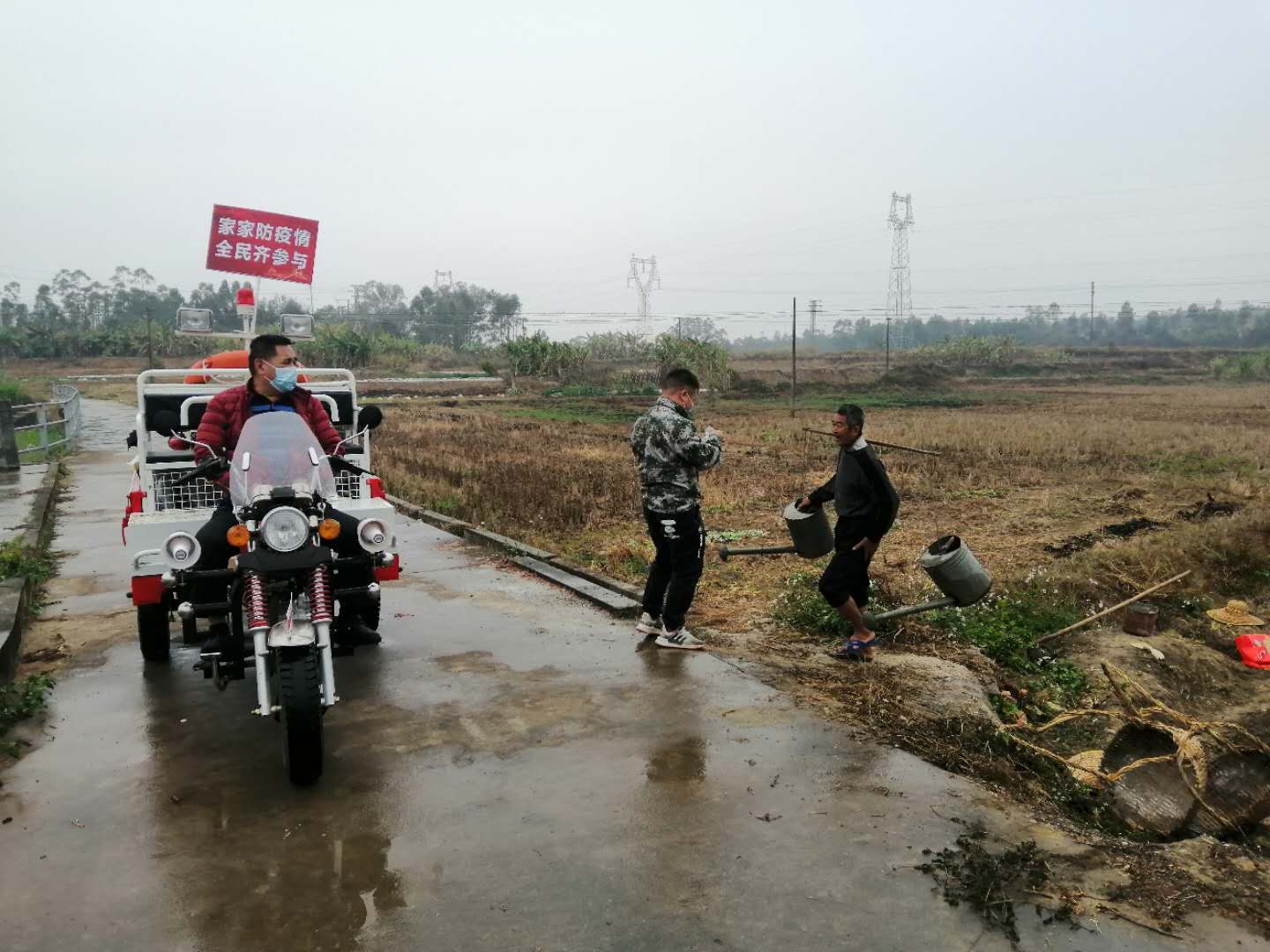 關(guān)寧賜同志駕駛著宣傳車在村中、田頭宣傳防控防護(hù)知識(shí).jpg