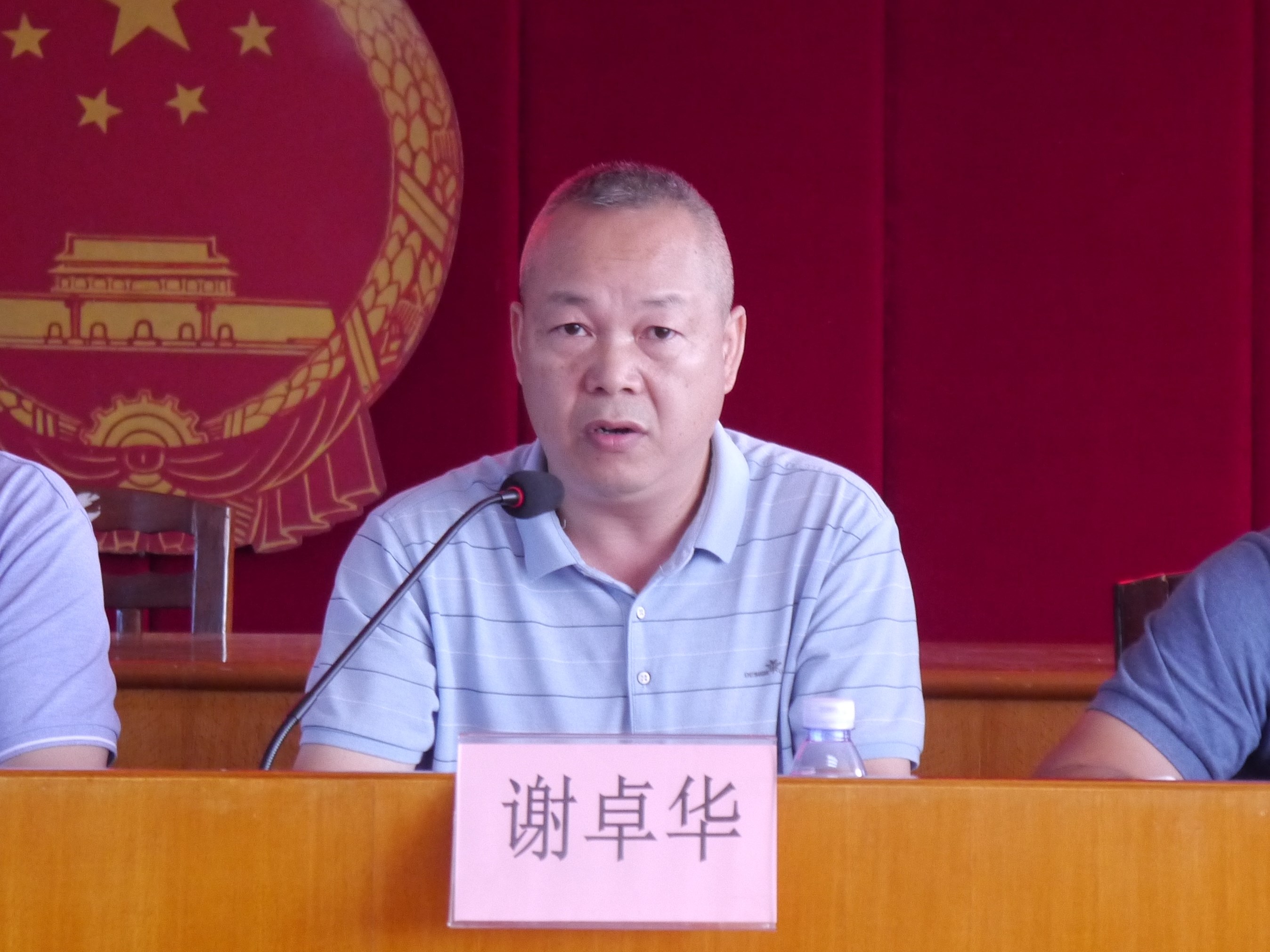 鎮(zhèn)黨委委員、副鎮(zhèn)長(zhǎng)謝卓華部署創(chuàng)文工作.jpg