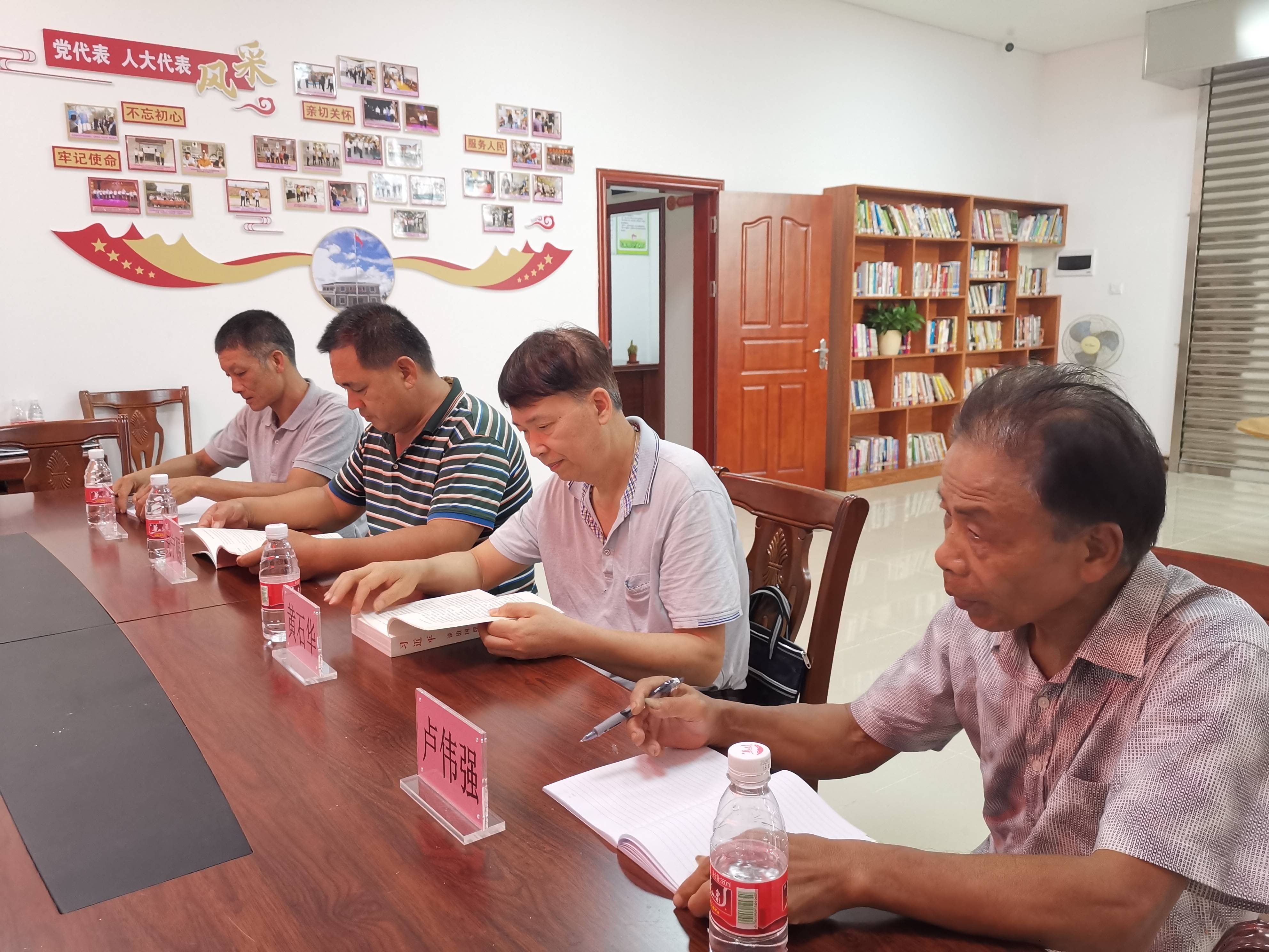 人大代表邊翻閱《習(xí)近平談治國(guó)理政》第三卷第四章“堅(jiān)持以人民為中心”，邊認(rèn)真記錄學(xué)習(xí)筆記.jpg