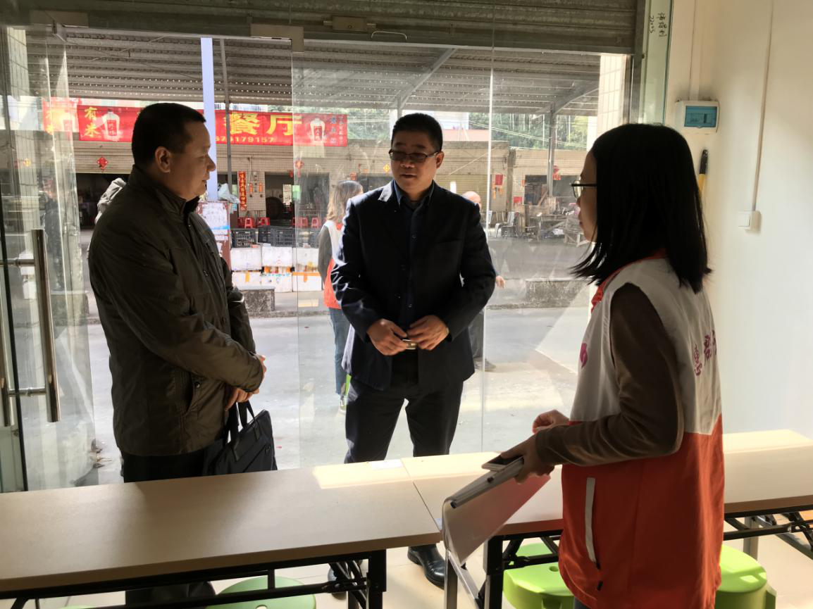 項(xiàng)目社工向中共開平市委政法委副書記楊飄（左）、中共龍勝鎮(zhèn)黨委副書記勞振輝（中）現(xiàn)場介紹項(xiàng)目改造情況.png