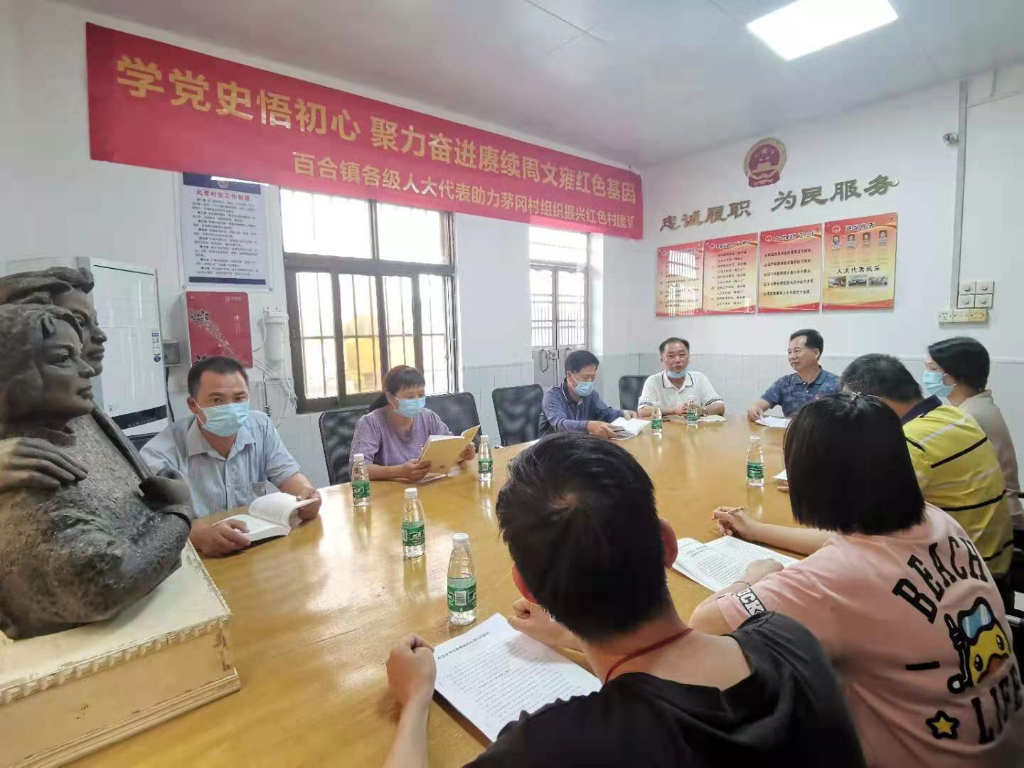 代表在聯(lián)絡(luò)站集中學習習近平總書記在黨史學習教育動員大會上重要講話精神。.jpg