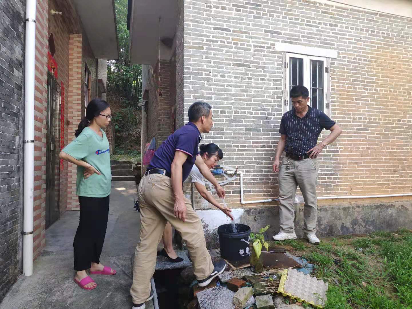 6鎮(zhèn)領(lǐng)導到西杰村調(diào)研村內(nèi)水壓情況.jpg