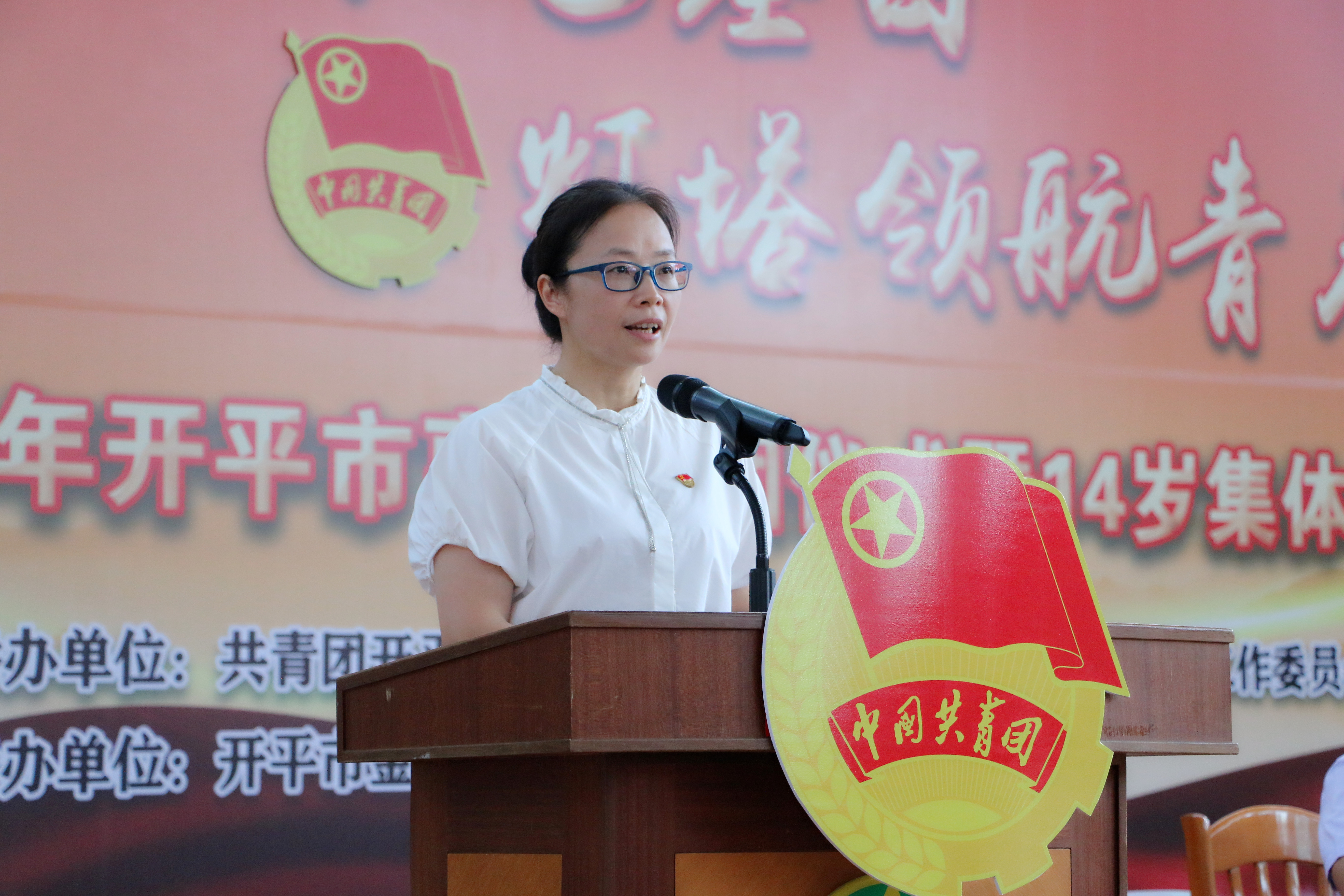 12.黨支部書記、校長(zhǎng)鄭娟馥說明入團(tuán)意義、宣讀名單.JPG