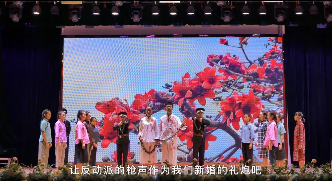 12  5月21日，為慶祝建黨100周年，開平市金山中學(xué)共青團(tuán)員、少先隊(duì)員在體育館上演舞臺劇《烈骨忠魂木棉情》，謳歌僑鄉(xiāng)英雄周文雍和陳鐵軍的革命故事。1.png