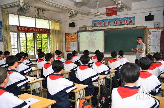 2011年6月，教育部授予開平市百合初級(jí)中學(xué)一個(gè)班為“周文雍陳鐵軍”班，并延續(xù)至今。楊興樂攝