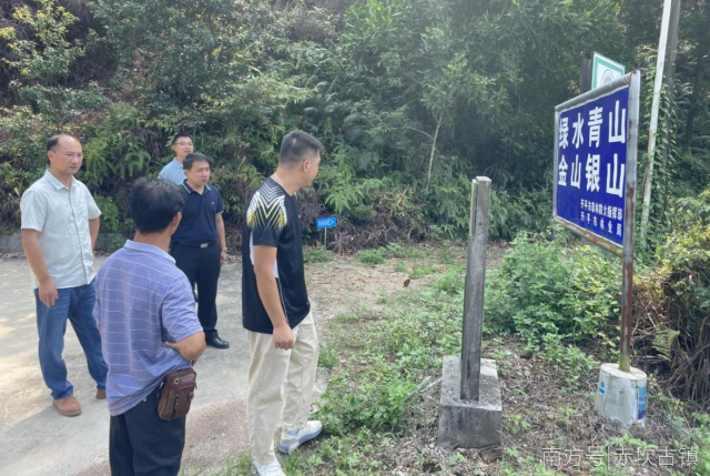 ▲檢查組要求加強路口人員管控和巡山護林，確保將火種留在山下