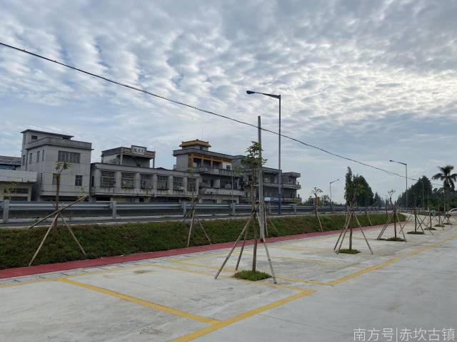 ▲通過“美麗廊道”建設(shè)，G325國道五龍段變得更加整潔美麗，交通更加安全