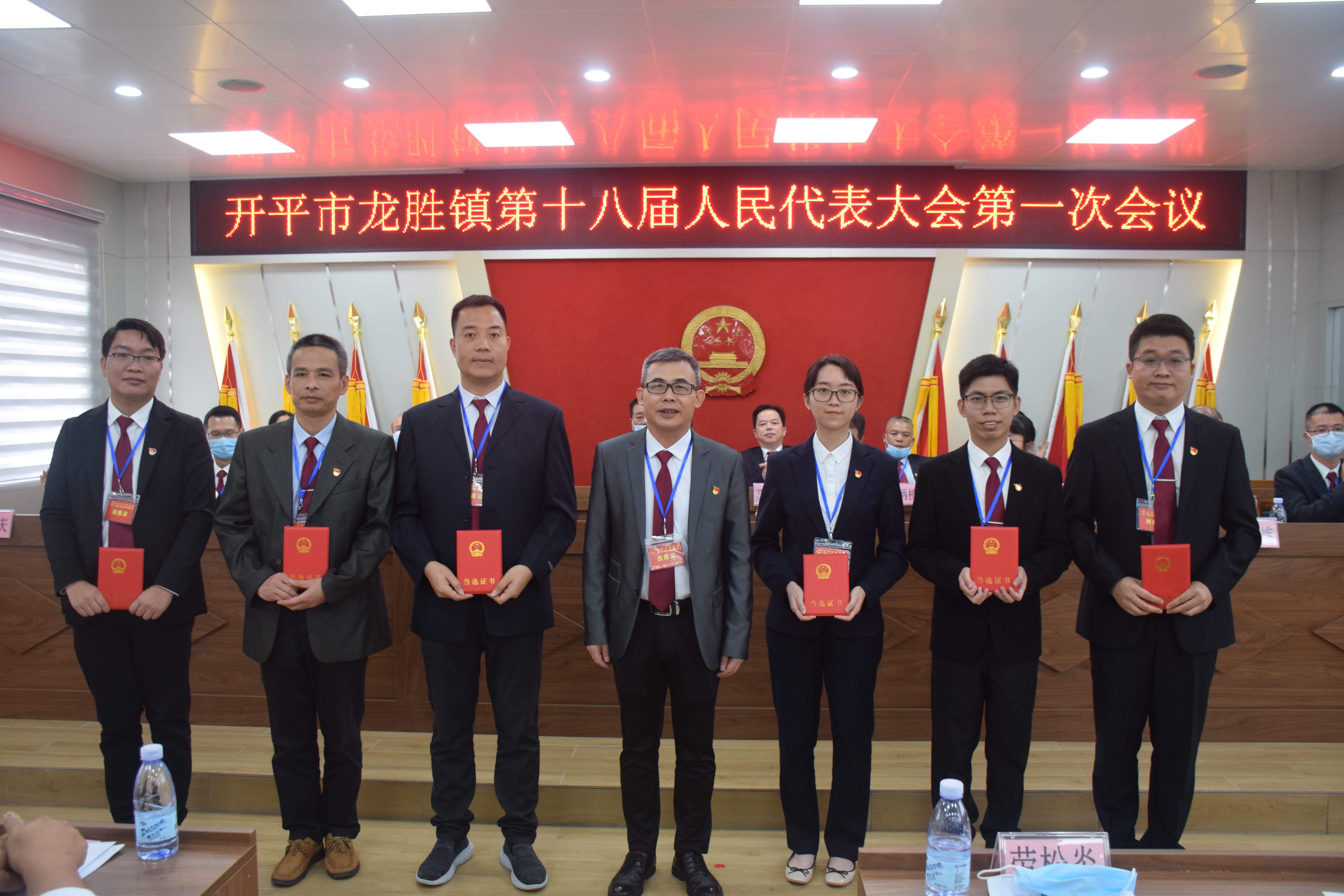 13鎮(zhèn)人大主席彭少波為劉其林、勞松炎、余權偉、譚永輝、張詩華、黃文彬頒發(fā)副鎮(zhèn)長當選證書.JPG