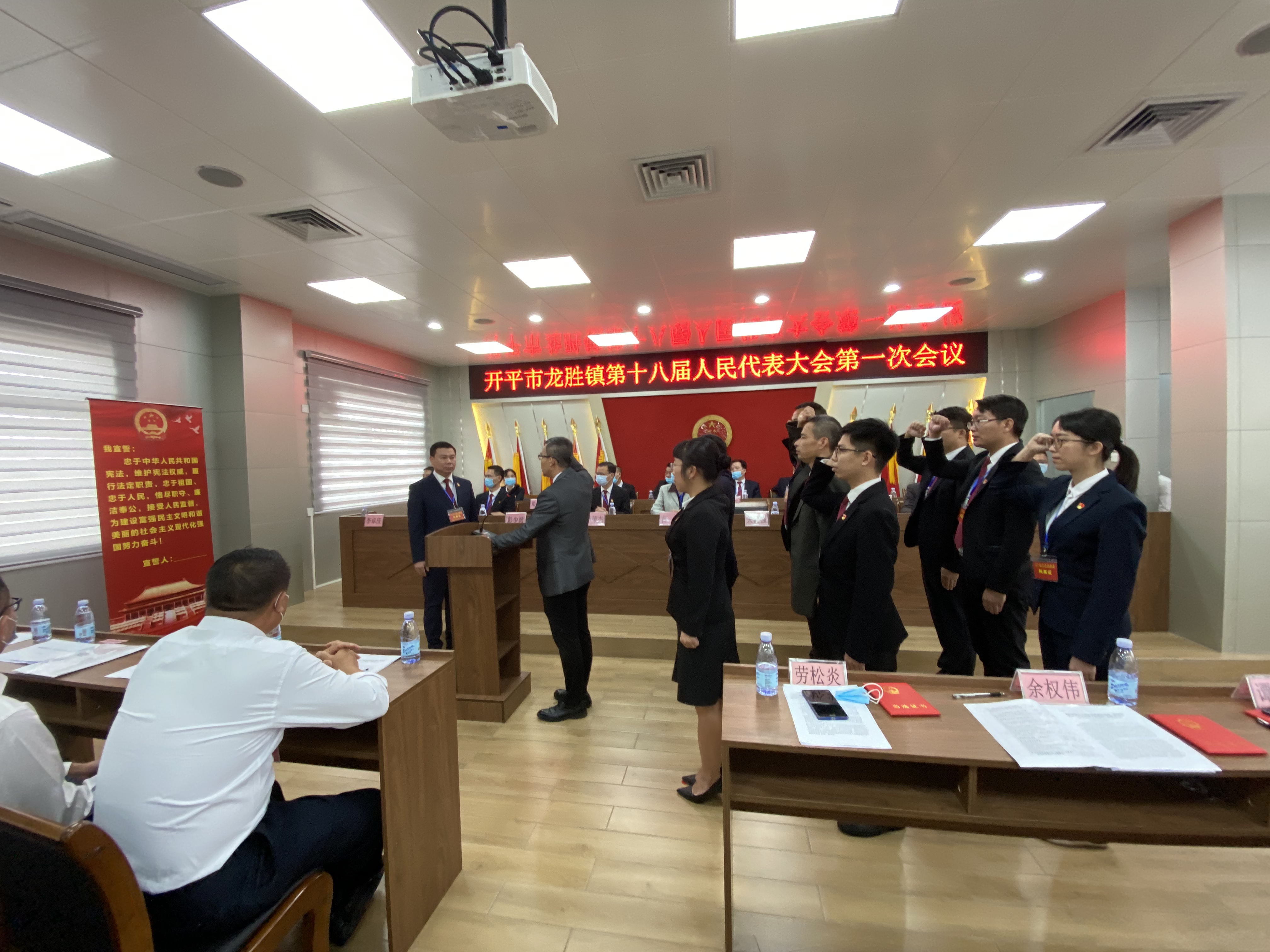 14新當選的龍勝鎮(zhèn)人大、政府領導班子成員向憲法莊嚴宣誓.jpg