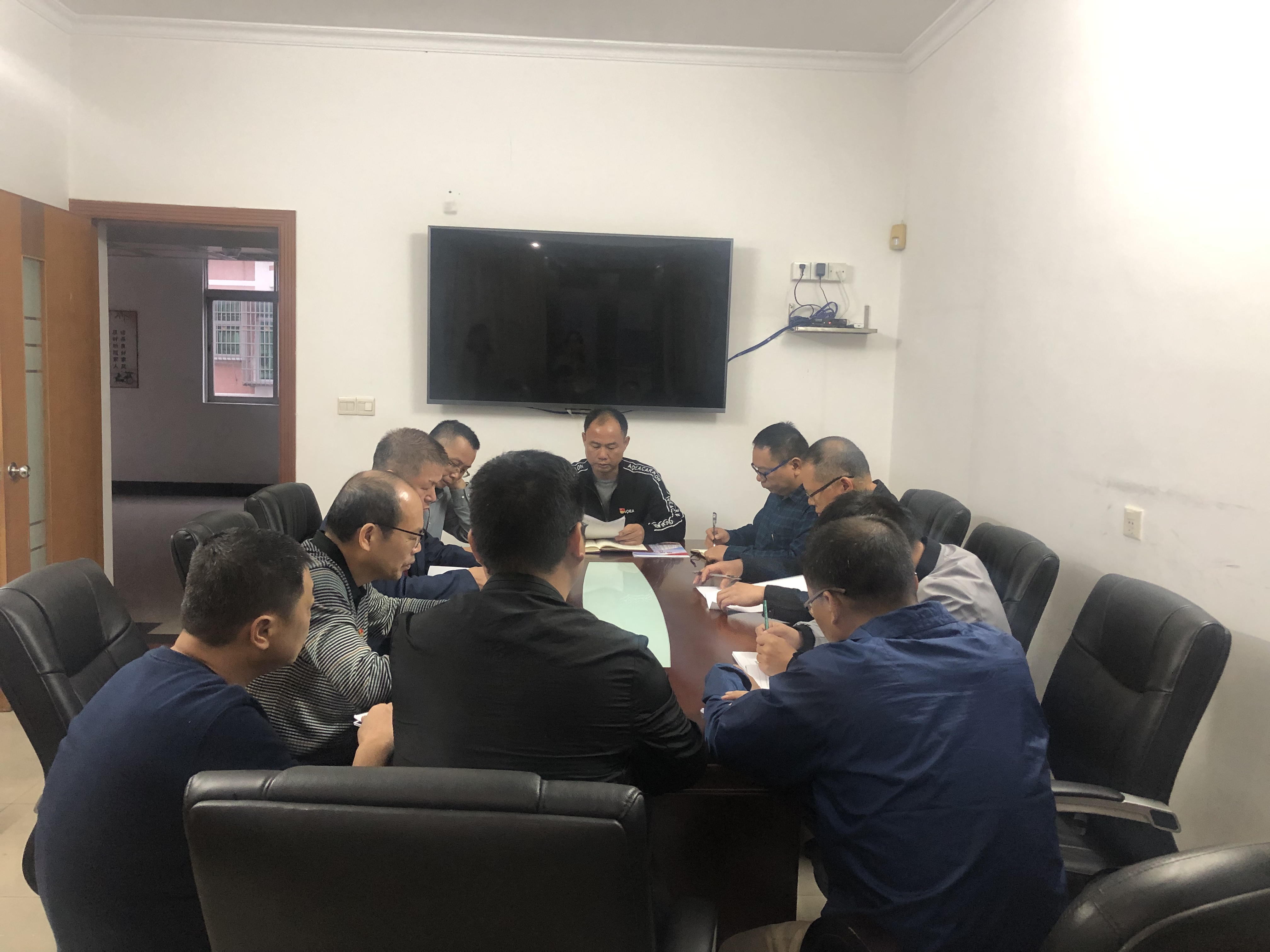 　　　　為深入學(xué)習(xí)貫徹黨的十九屆四中全會精神，激發(fā)黨員干部求真務(wù)實(shí)、真抓實(shí)干的勁頭，推動黨的十九屆四中全會精神更好地貫徹落實(shí)，12月26日下午，市城管局領(lǐng)導(dǎo)干部繼參加江門市組織的學(xué)習(xí)貫徹黨的十九屆四中全會精神專題研討班后，在局三樓會議室開展學(xué)習(xí)貫徹黨的十九屆四中全會精神研討會議.jpg