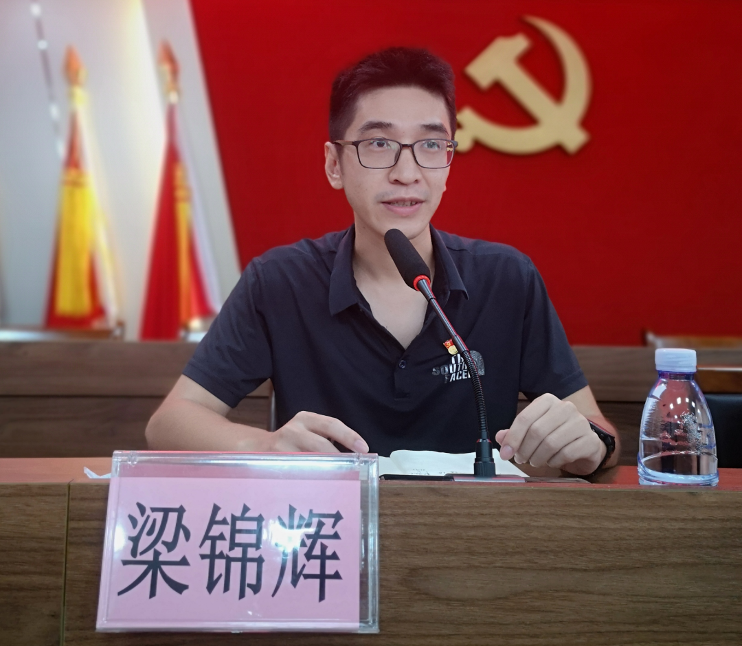 4龍勝鎮(zhèn)農(nóng)辦負(fù)責(zé)同志作鄉(xiāng)村振興業(yè)務(wù)解讀。.png