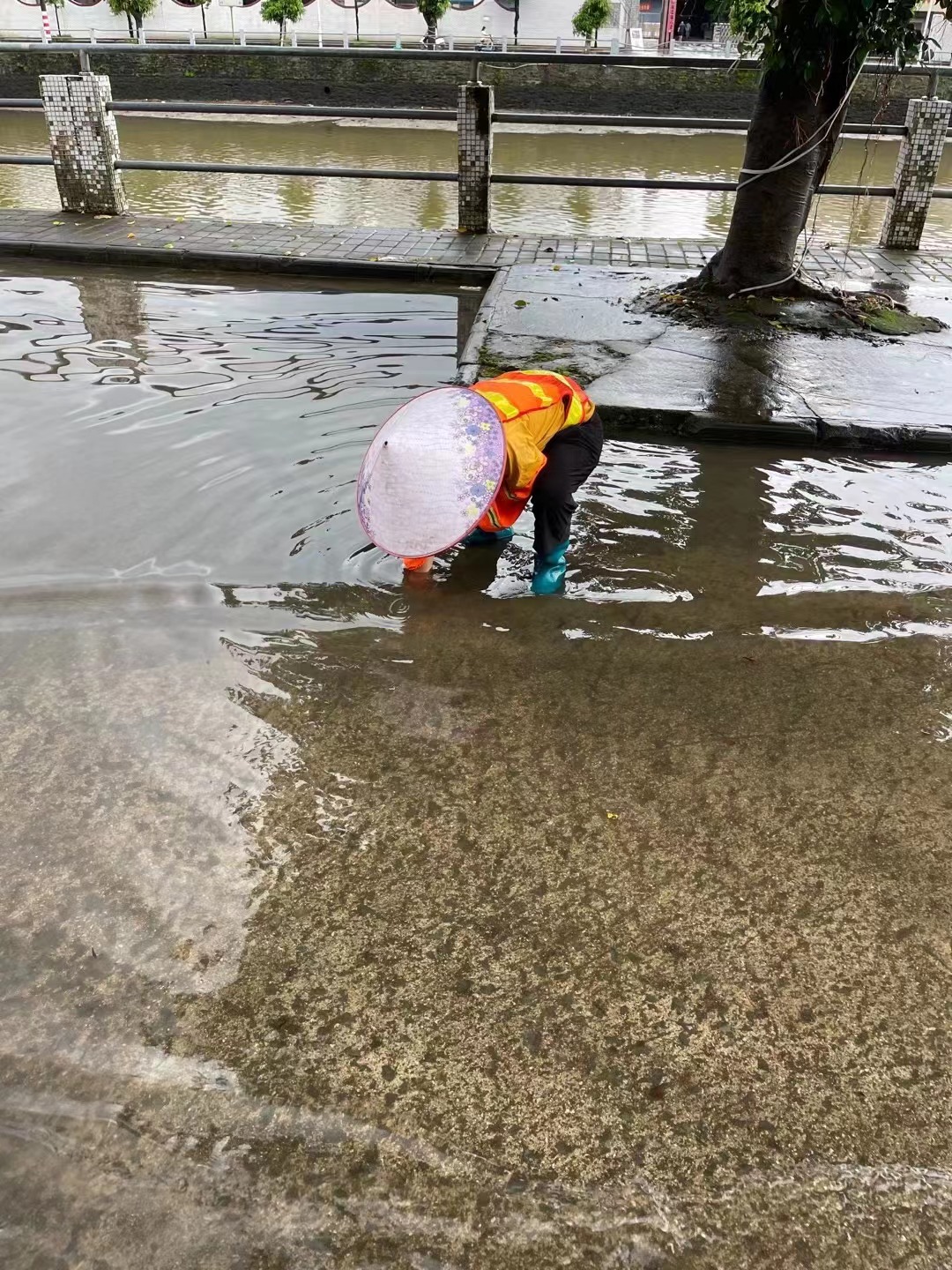 1網(wǎng)格員清理積水路段，確保道路通暢.jpg