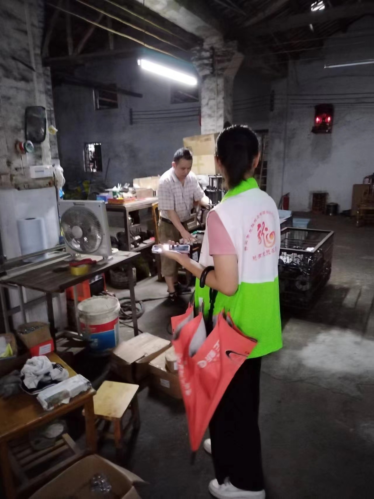 4網(wǎng)格員入戶查看群眾住房環(huán)境，詢問(wèn)房屋漏水、進(jìn)水情況.jpg