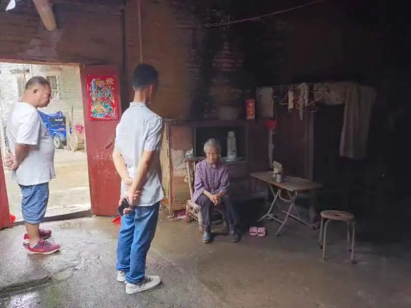 5網(wǎng)格員入戶查看群眾住房環(huán)境，詢問(wèn)房屋漏水、進(jìn)水情況.jpeg