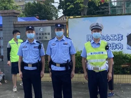 25安保人員不懼酷暑，堅守崗位，維持著現(xiàn)場秩序.jpg
