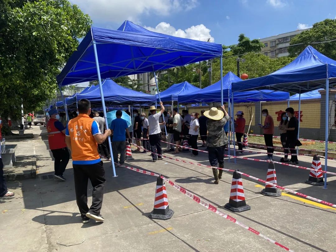 26在核酸檢測現(xiàn)場，及時增設帳篷為群眾遮陽.jpg