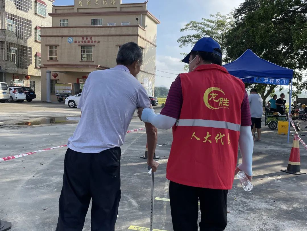 1在核酸檢測(cè)現(xiàn)場(chǎng)，人大代表志愿者全程陪同行動(dòng)不便的老人家完成檢測(cè).jpg