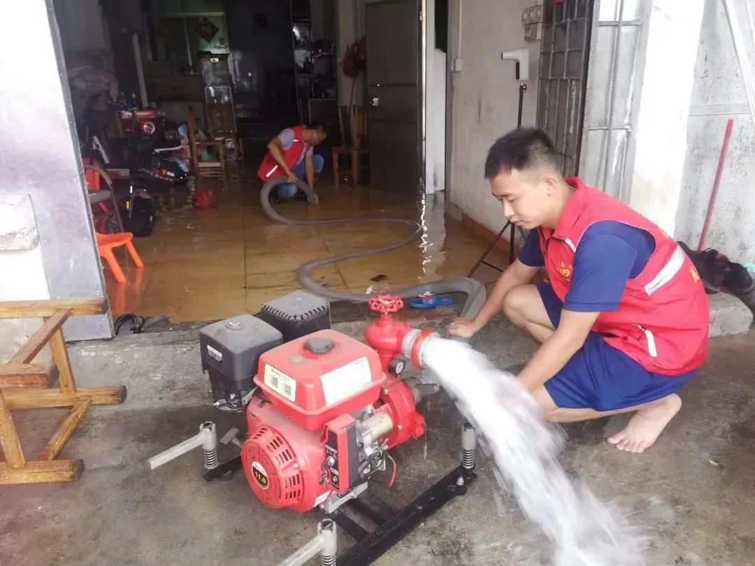 13志愿者們搬來(lái)抽水機(jī)，幫助受災(zāi)群眾房屋排水.jpg