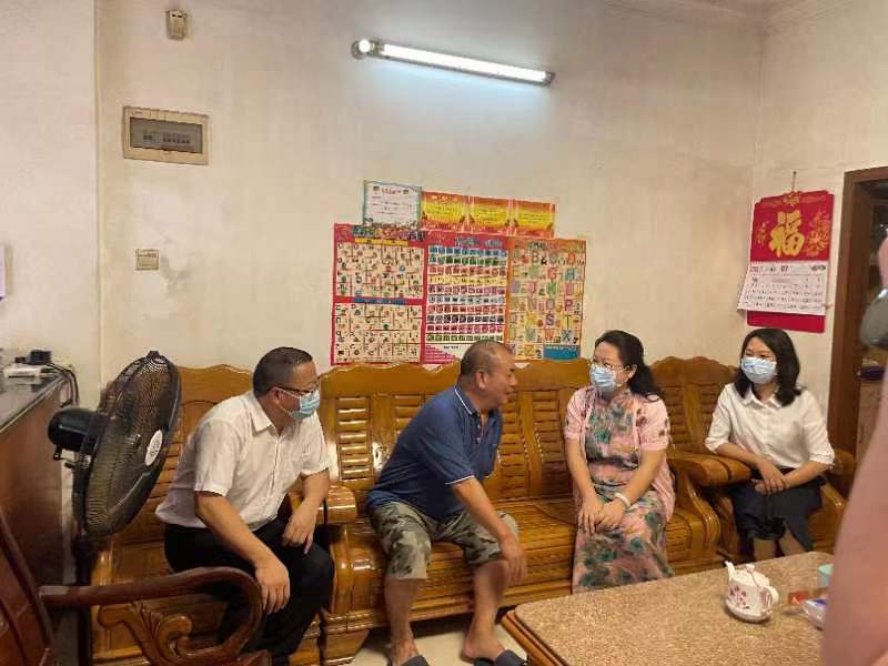 1江門(mén)市委常委、市委宣傳部部長(zhǎng)陳冀來(lái)到龍勝鎮(zhèn)政府退休干部、二等功臣蘇學(xué)東家中，向他致以節(jié)日問(wèn)候.jpg