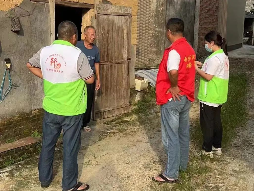 5防臺檢查組和駐村聯(lián)系組下沉一下，對危舊房進行全面排查.jpg