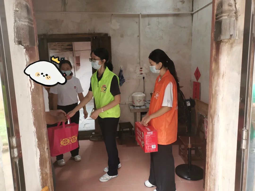 3張?jiān)娙A帶領(lǐng)著志愿者們上門為行動不便的長者送去了湯圓和慰問品.jpg