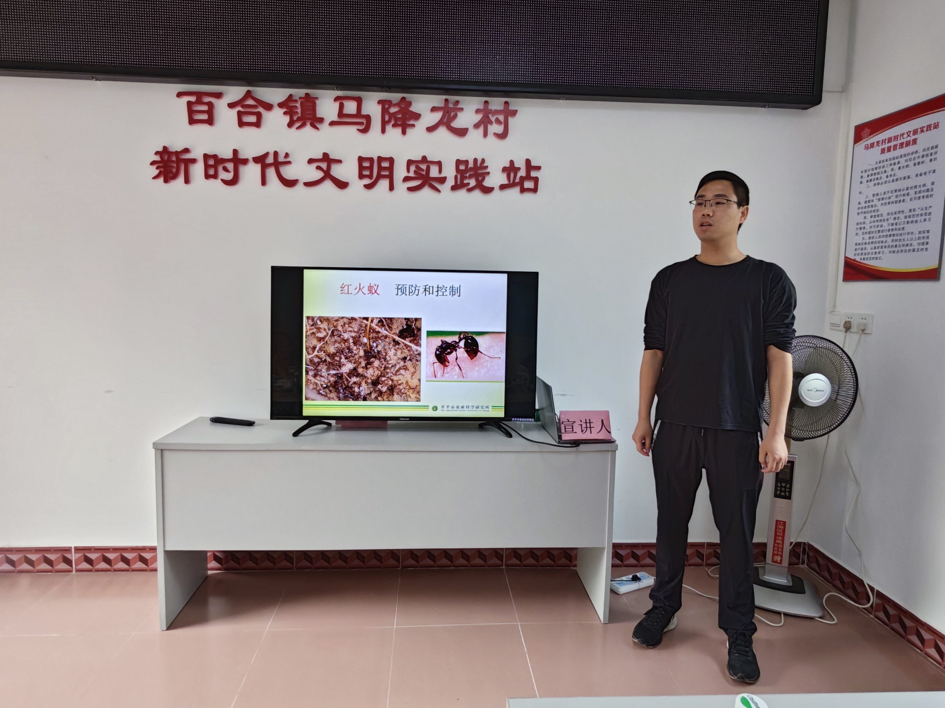 （圖片資料）Ⅱ-2-2)-②2022年11月22日開平市農(nóng)業(yè)農(nóng)村局在百合鎮(zhèn)馬降龍村開展學(xué)習(xí)農(nóng)業(yè)技術(shù)宣傳 共展振興夢想“聽黨話、感黨恩、跟黨走”主體教育活動（2）.jpg