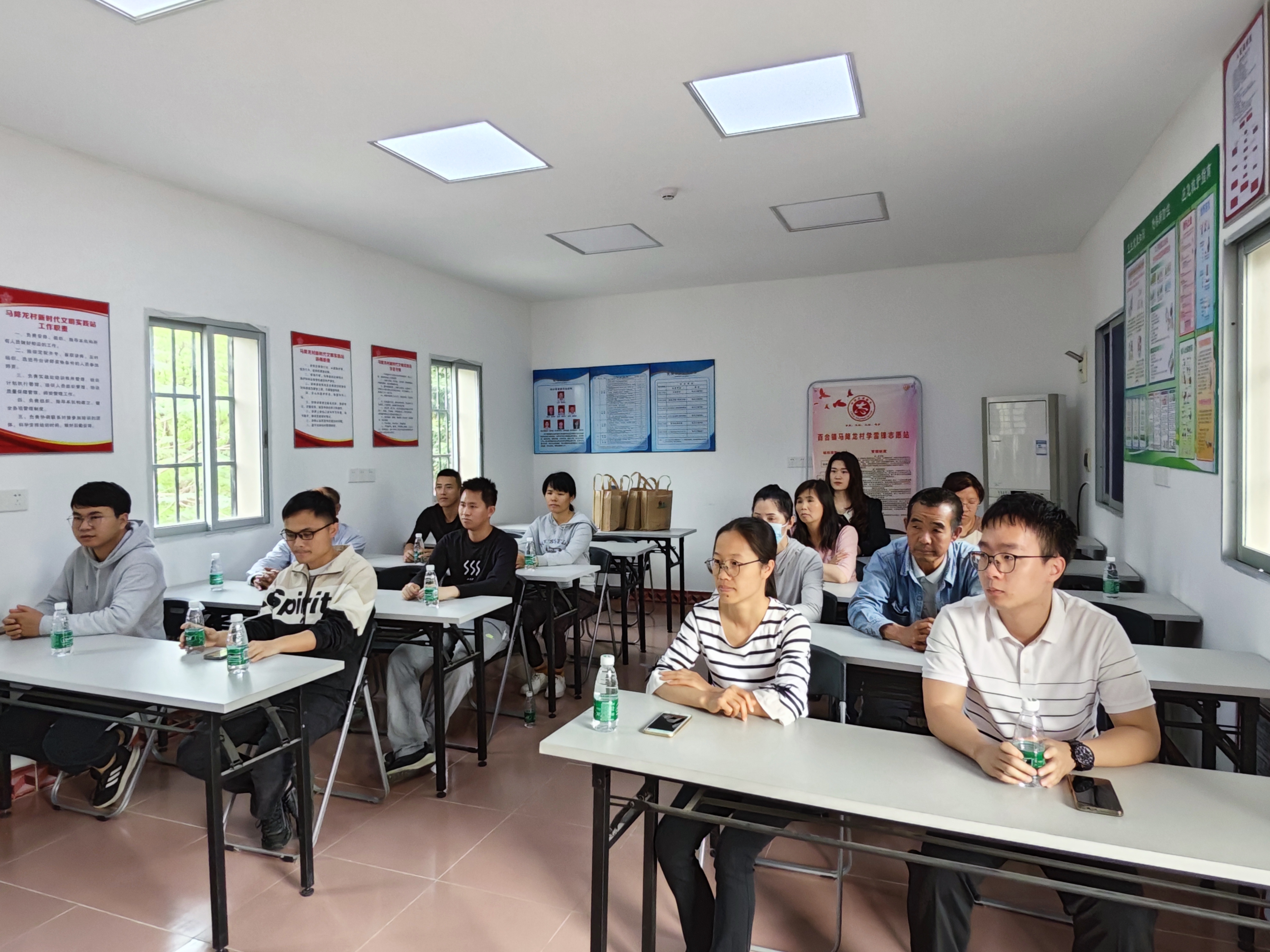 （圖片資料）Ⅱ-2-2)-②2022年11月22日開平市農(nóng)業(yè)農(nóng)村局在百合鎮(zhèn)馬降龍村開展學(xué)習(xí)農(nóng)業(yè)技術(shù)宣傳 共展振興夢想“聽黨話、感黨恩、跟黨走”主體教育活動（3）.jpg