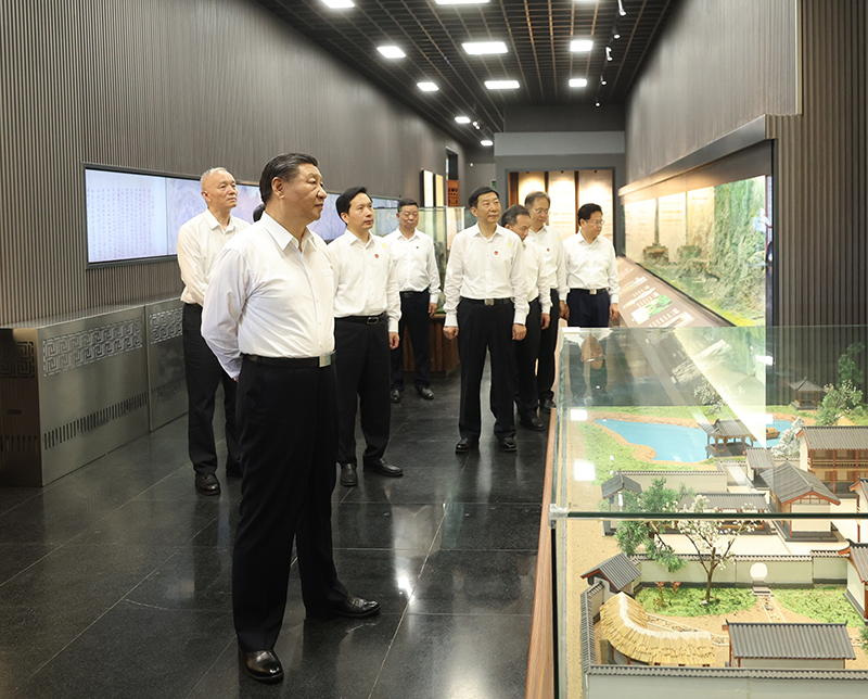 7月29日，中共中央總書記、國家主席、中央軍委主席習(xí)近平在四川考察結(jié)束返京途中，來到陜西省漢中市考察。這是習(xí)近平參觀漢中市博物館有關(guān)歷史文物展陳。