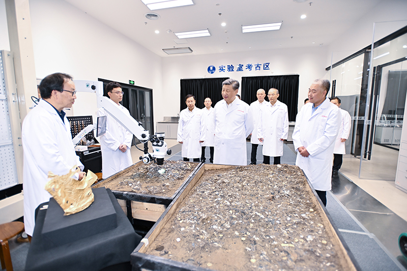 7月25日至27日，中共中央總書記、國家主席、中央軍委主席習(xí)近平在四川考察。這是26日下午，習(xí)近平在位于德陽市廣漢市的三星堆博物館文物保護與修復(fù)館，同現(xiàn)場工作人員親切交流。