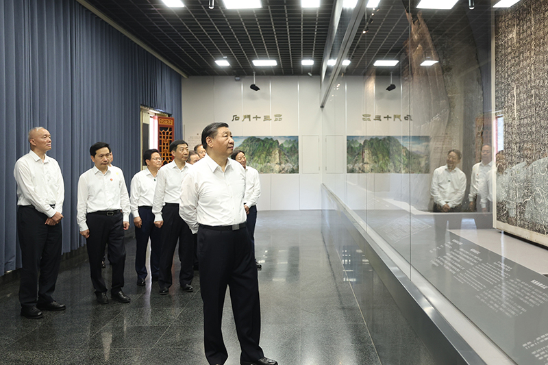 7月29日，中共中央總書記、國家主席、中央軍委主席習(xí)近平在四川考察結(jié)束返京途中，來到陜西省漢中市考察。這是習(xí)近平參觀漢中市博物館有關(guān)歷史文物展陳。