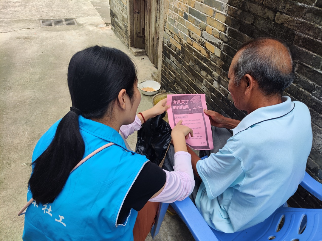 “雙百”社工為老人制作防風(fēng)避險(xiǎn)指南，并解說(shuō)防御臺(tái)風(fēng)知識(shí).png