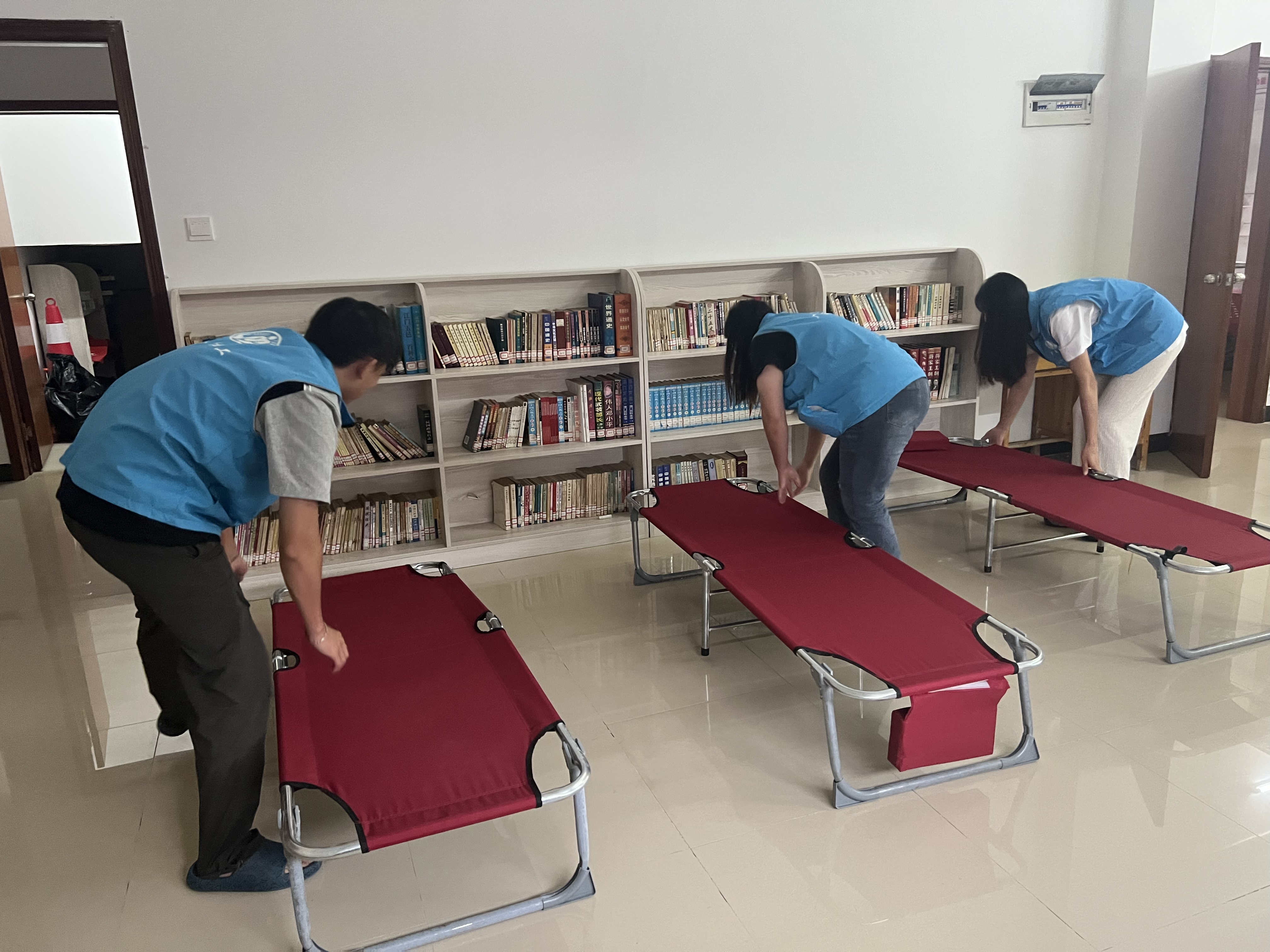圖4：赤坎鎮(zhèn)“雙百”社工提前布置安置點，做好安全轉(zhuǎn)移準備_副本.jpg