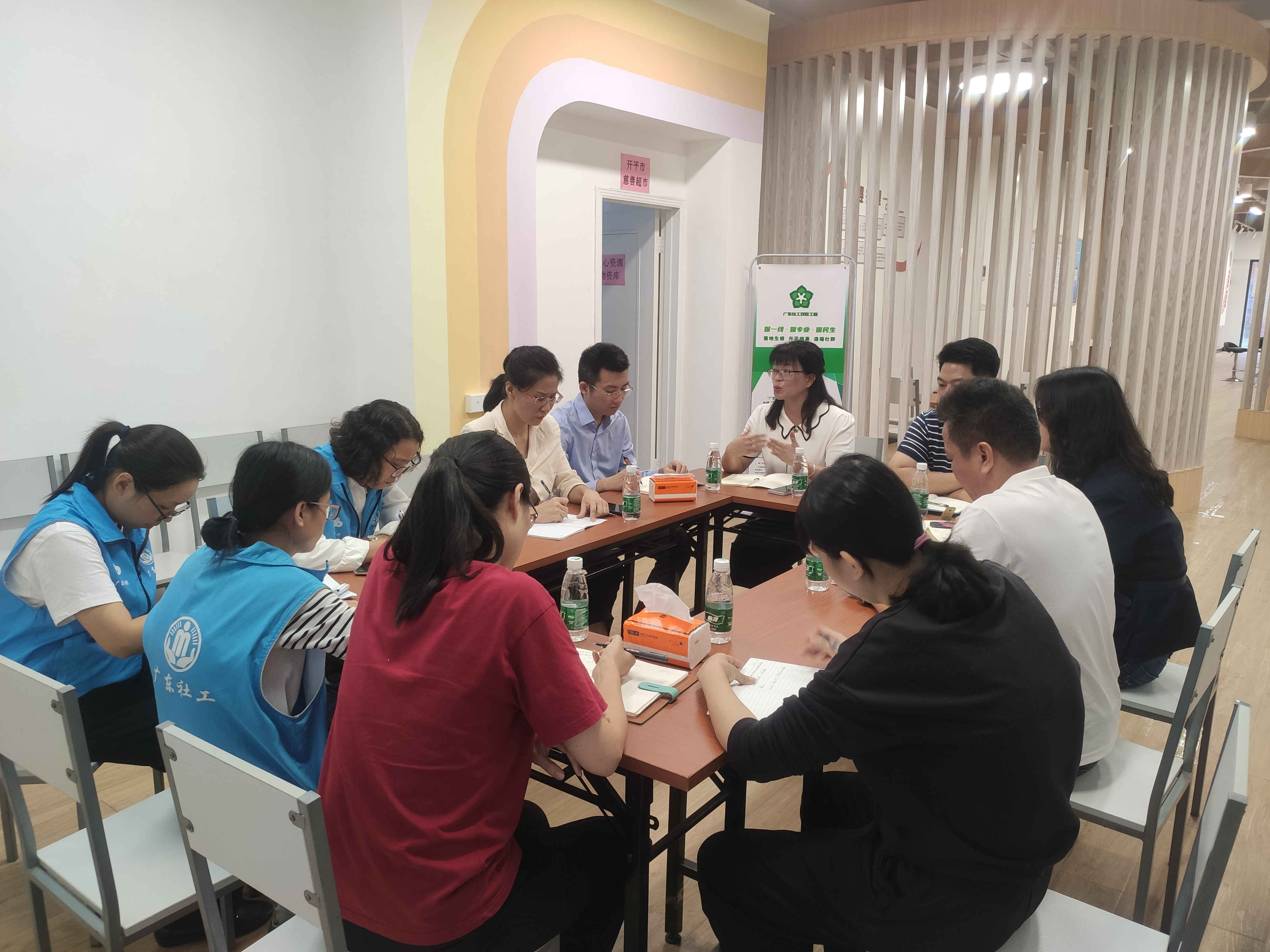 江門市民政局副局長(zhǎng)楊蕾一行來到長(zhǎng)沙街道社工站開展調(diào)研工作.jpg