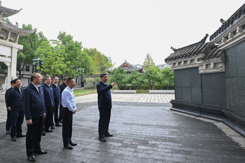 10月17日至18日，中共中央總書記、國家主席、中央軍委主席習近平在安徽考察。這是17日下午，習近平在安慶桐城市六尺巷考察。