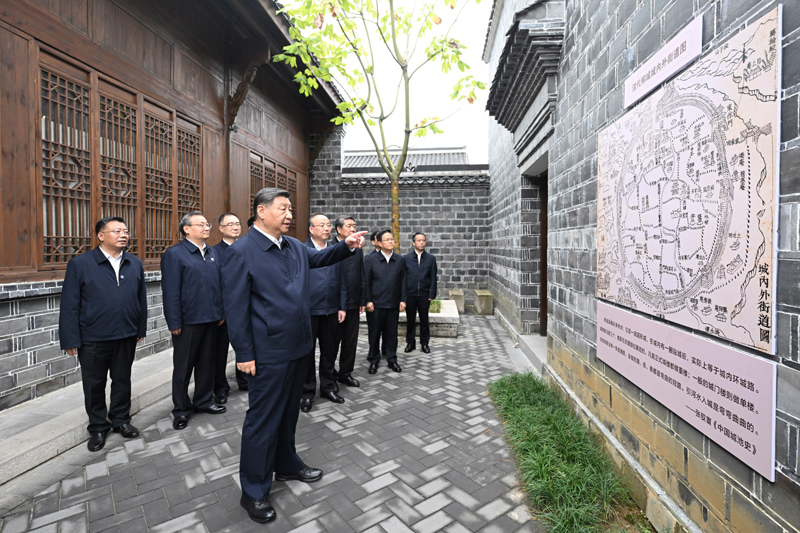10月17日至18日，中共中央總書記、國家主席、中央軍委主席習近平在安徽考察。這是17日下午，習近平在安慶桐城市六尺巷考察。