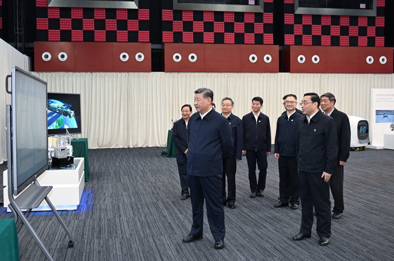 10月17日至18日，中共中央總書記、國家主席、中央軍委主席習近平在安徽考察。這是17日下午，習近平在合肥濱湖科學城察看安徽省重大科技創(chuàng)新成果集中展示。