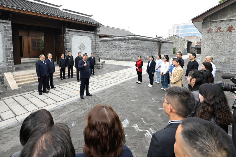10月17日至18日，中共中央總書記、國家主席、中央軍委主席習近平在安徽考察。這是17日下午，習近平在安慶桐城市六尺巷考察時，同當?shù)鼐用窈陀慰陀H切交流。
