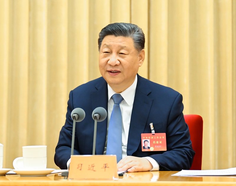 ??12月11日至12日，中央經(jīng)濟(jì)工作會議在北京舉行。中共中央總書記、國家主席、中央軍委主席習(xí)近平出席會議并發(fā)表重要講話。