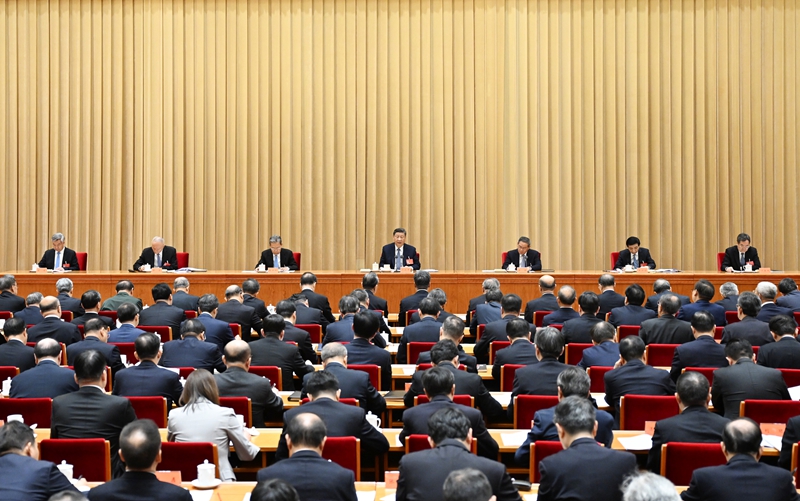 ??12月11日至12日，中央經(jīng)濟(jì)工作會議在北京舉行。中共中央總書記、國家主席、中央軍委主席習(xí)近平出席會議并發(fā)表重要講話。李強(qiáng)、趙樂際、王滬寧、蔡奇、丁薛祥、李希出席會議。