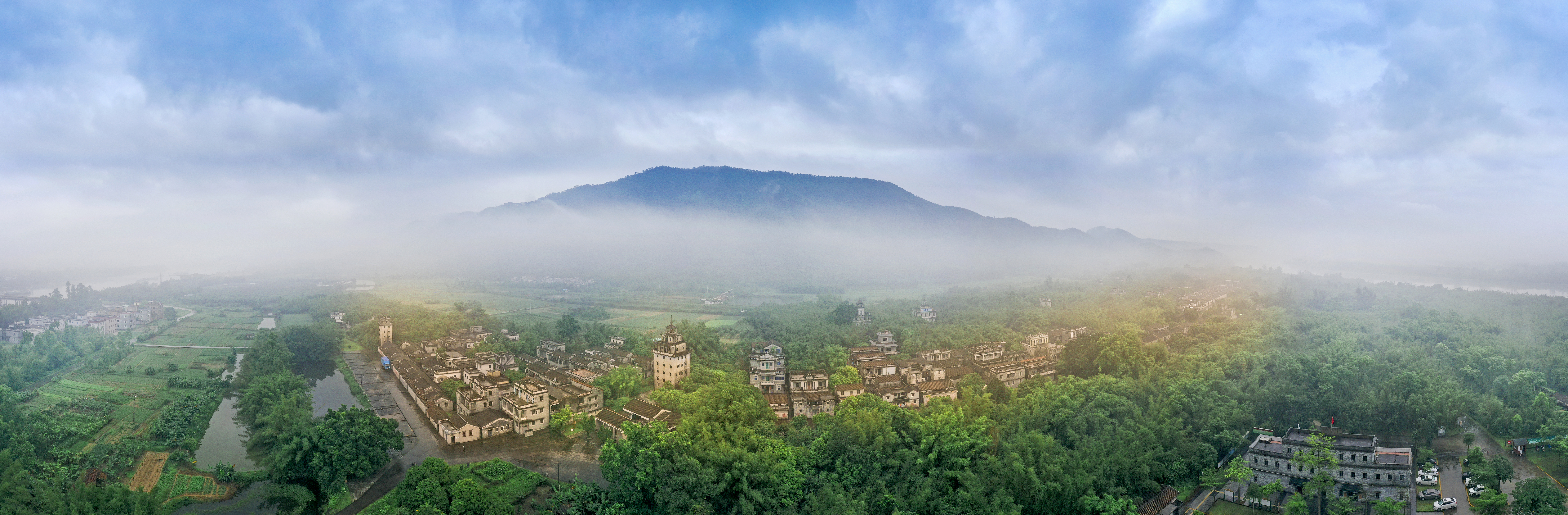 2、二等獎(jiǎng) 李美運(yùn)《秘境馬降龍》.jpg