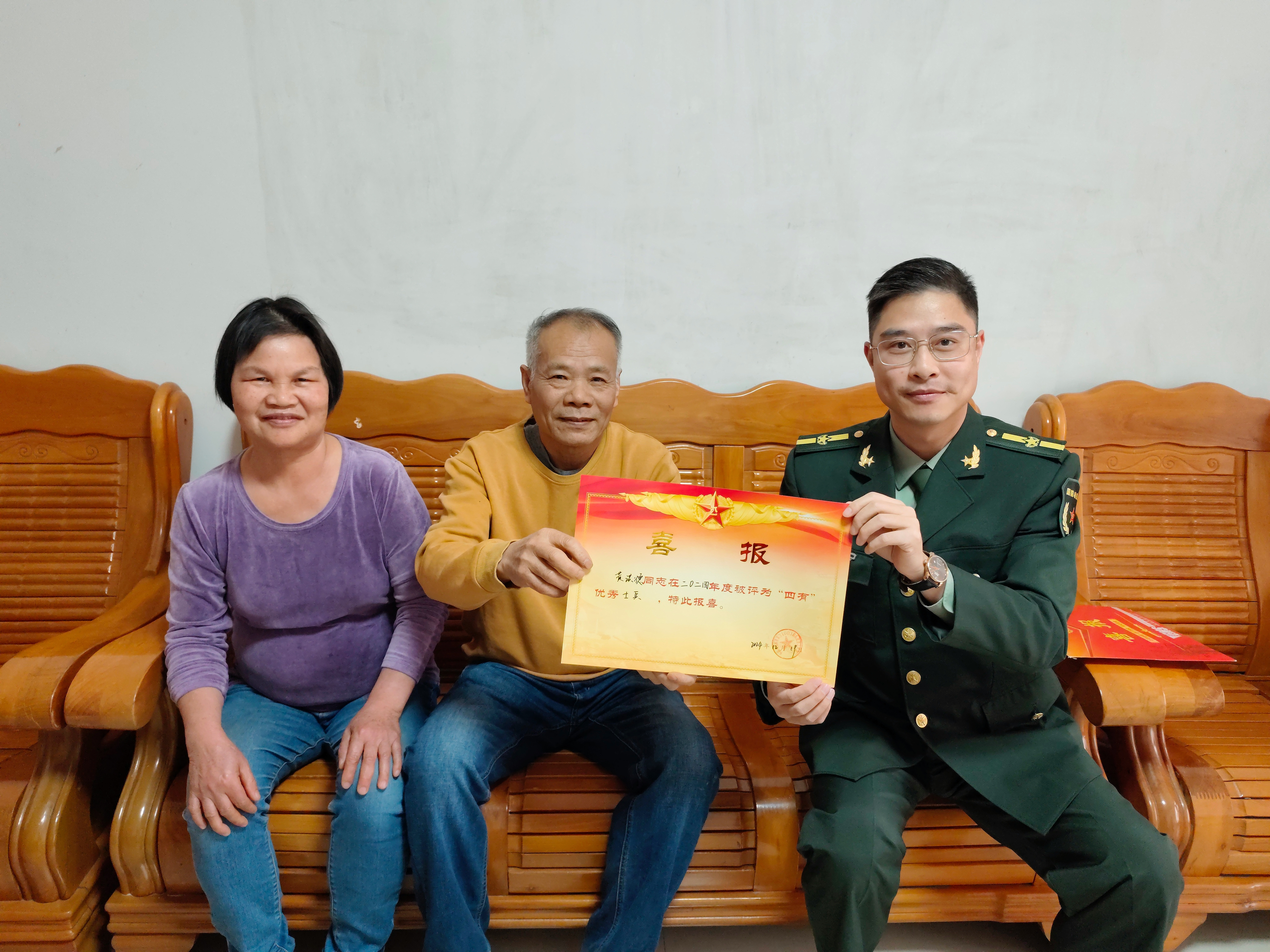 軍營傳喜報！“四有”優(yōu)秀士兵喜報送到家