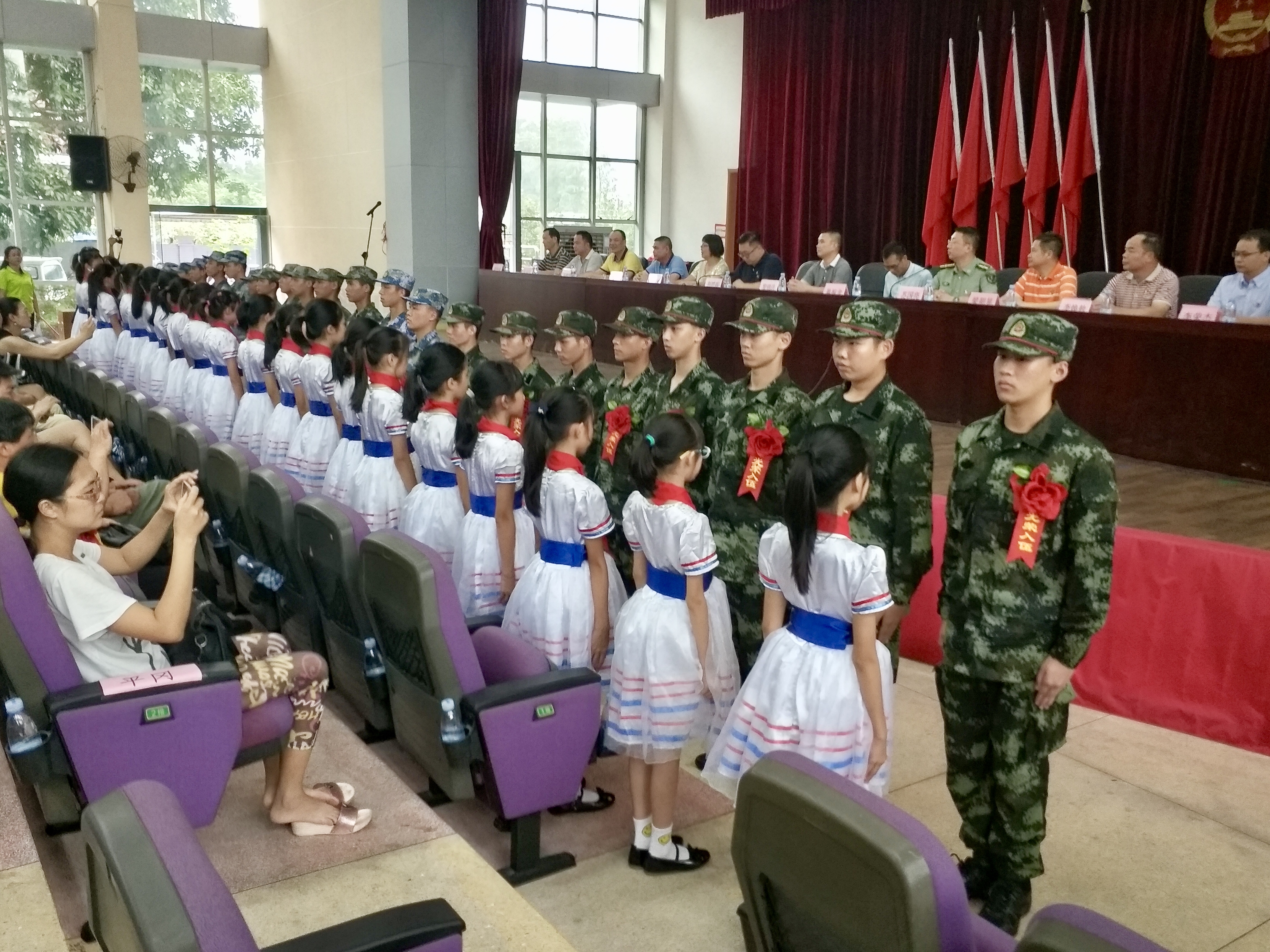 少先隊員獻(xiàn)花.jpg